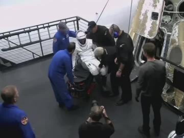 Astronot NASA dirawat di rumah sakit setelah kembali dari stasiun luar angkasa.