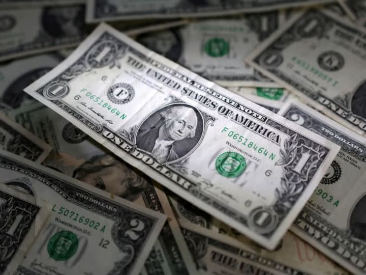 Dolar tetap kuat di tahun 2024, didukung oleh kebijakan hati-hati Fed dan perdagangan Trump.