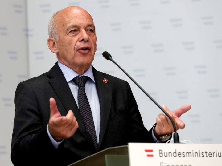 Mantan menteri keuangan Swiss memperingatkan tentang ukuran UBS yang diperbesar, kata surat kabar.