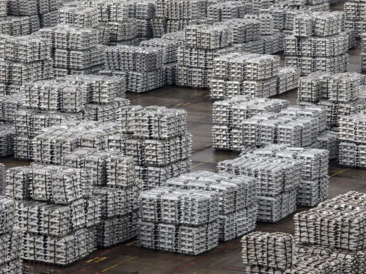 UE Pertimbangkan Larangan Bertahap terhadap LNG dan Aluminium Rusia