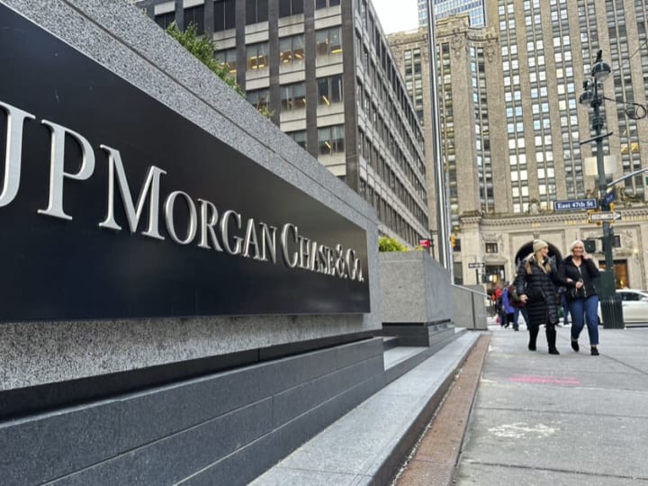 Pendapatan bersih JPMorgan melonjak 50% menjadi lebih dari Rp 230.23 triliun ($14 miliar)  pada kuartal terakhir tahun 2024.