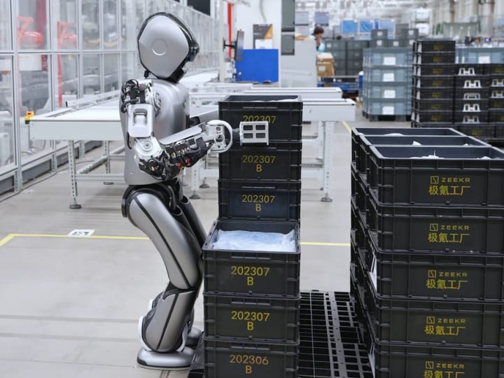Start-up AI China MiniMax memperkuat persaingan dengan model sumber terbuka baru. AS memasukkan perusahaan yang memesan chip TSMC yang ditemukan dalam prosesor Huawei ke dalam daftar hitam. UBTech Robotics bertujuan untuk merevolusi pabrik iPhone Foxconn di China.