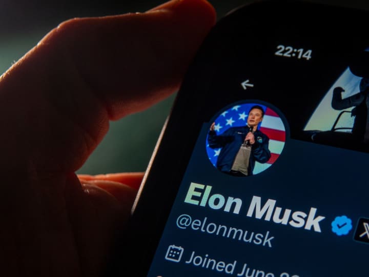 SEC menggugat Elon Musk, menuduhnya gagal mengungkapkan pembelian Twitter.