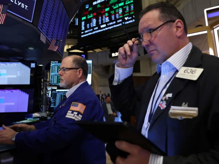 Wall Street tergelincir setelah reli saat laporan pendapatan dan data diperhatikan.