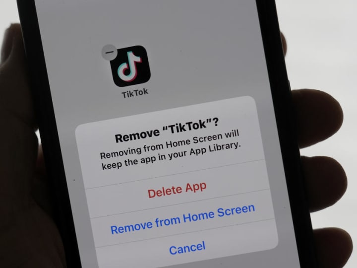 Trump mengatakan bahwa dia 'kemungkinan besar' akan memberikan TikTok perpanjangan 90 hari untuk menghindari larangan di AS.