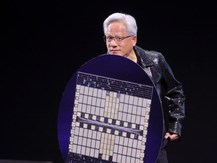 CEO Nvidia Huang mengucapkan terima kasih kepada staf di China atas kesetiaan mereka di tengah pembatasan chip dari AS.