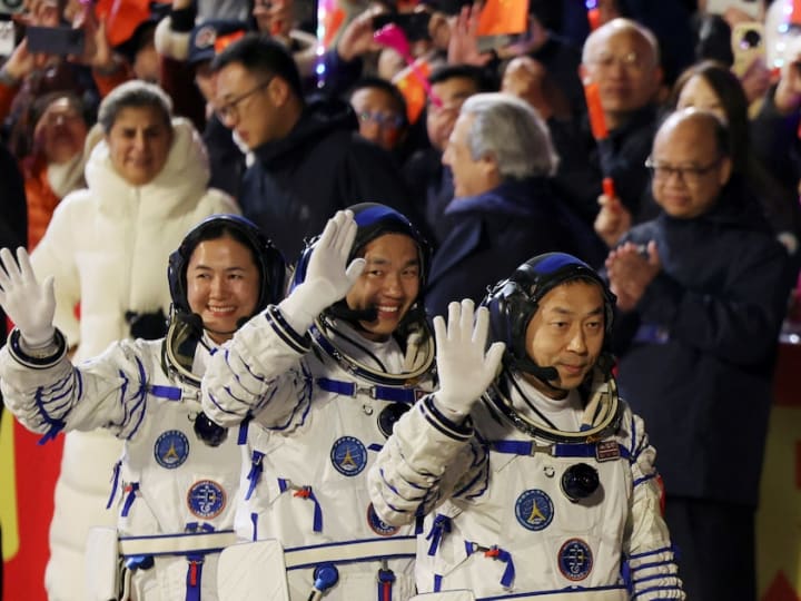 Astronot Tiongkok akan melakukan eksperimen di luar angkasa, termasuk batu bata bulan.
