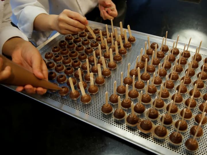 Barry Callebaut mencatatkan volume yang lebih rendah di tengah lonjakan harga kakao.