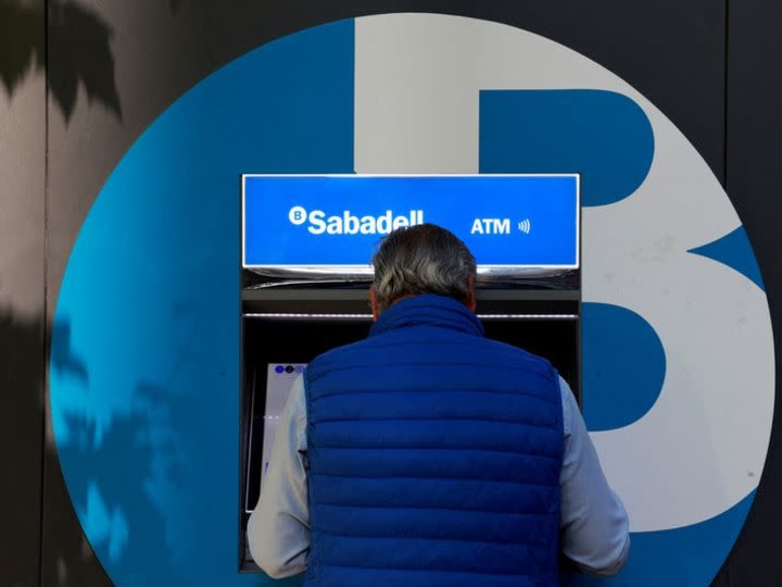 Dewan Sabadell bertemu untuk membahas pemindahan kantor pusat kembali ke Catalonia.