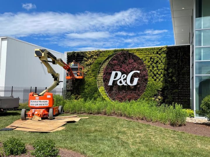 Procter & Gamble mengalahkan perkiraan penjualan kuartalan berkat permintaan yang membaik di AS.