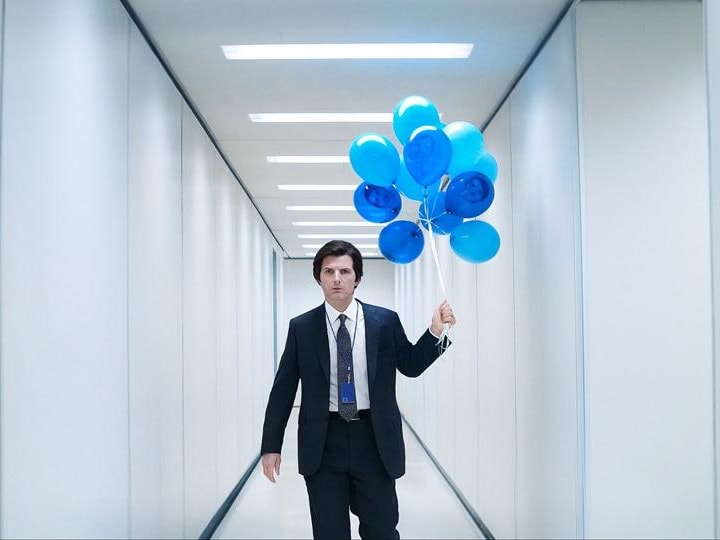 Ya, itu adalah Keanu Reeves di pemutaran perdana Season 2 'Severance'.