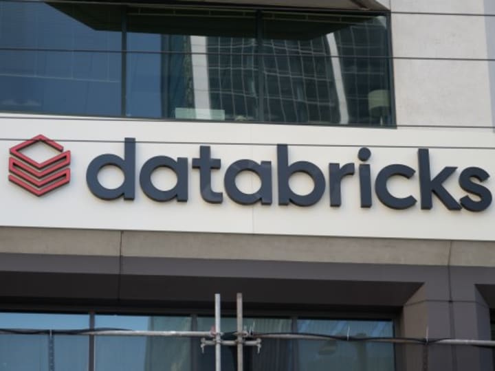 Databricks menutup pendanaan sebesar Rp 251.61 triliun ($15,3 miliar)  dengan valuasi Rp 1.02 quadriliun ($62 miliar) , Meta bergabung sebagai 'investor strategis'.
