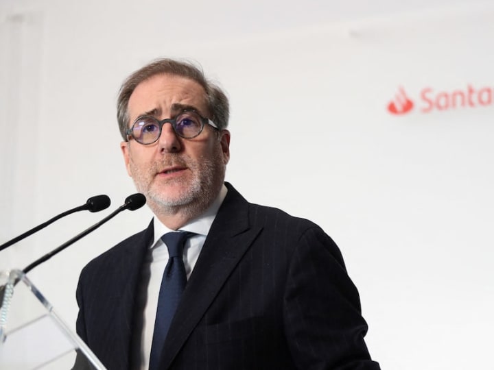 CEO Santander mengatakan lebih dari 1.400 pekerjaan bank di Inggris akan dihapus.