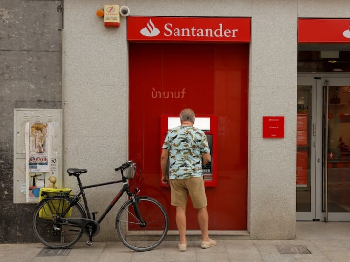 Pendapatan pinjaman Santander pada kuartal ketiga terpengaruh oleh suku bunga yang lebih rendah.