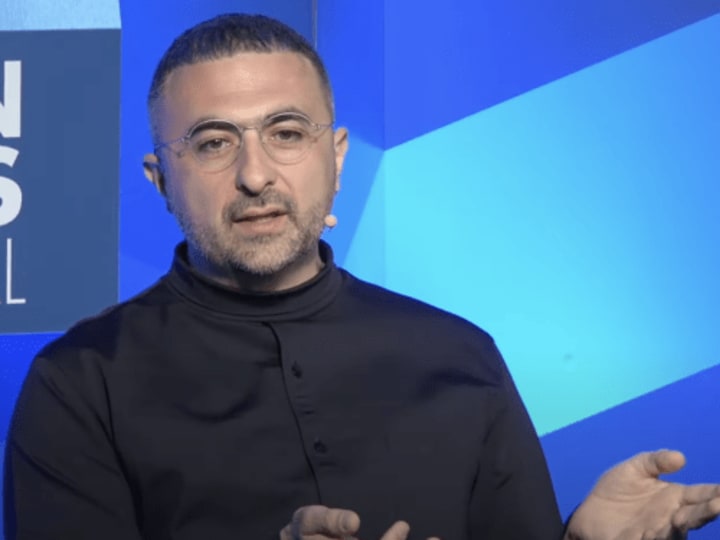 Hubungan Microsoft dengan OpenAI retak ketika perusahaan tersebut merekrut Mustafa Suleyman, kata rivalnya Marc Benioff.