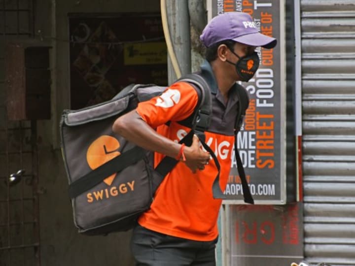 Swiggy mengincar nilai Rp 185.83 triliun ($11,3 miliar)  pada IPO, kurang dari setengah nilai Zomato.