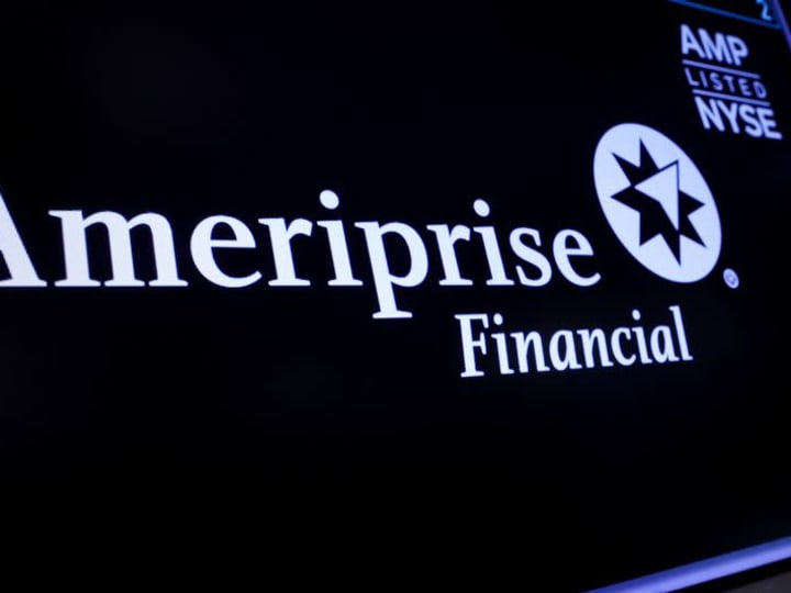 Laba kuartalan Ameriprise Financial meningkat seiring dengan kenaikan pasar yang meningkatkan pendapatan biayanya.