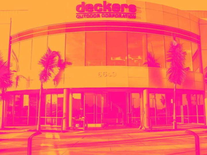 Mengapa Saham Deckers (DECK) Terjun Bebas