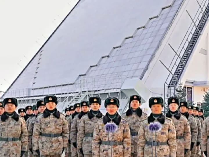 Radar 'enam lantai' raksasa Beijing mendeteksi ancaman dari ribuan mil.
