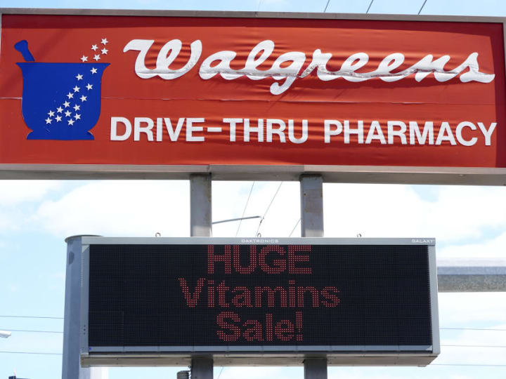 Walgreens menghentikan dividen, memutuskan rekor lebih dari 90 tahun pembayaran kepada pemegang saham.