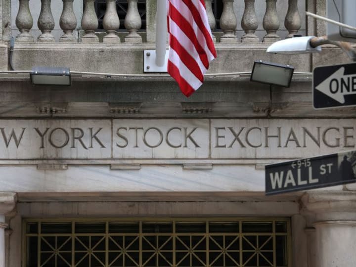 Futures merosot saat tarif Trump memicu risiko perang dagang.