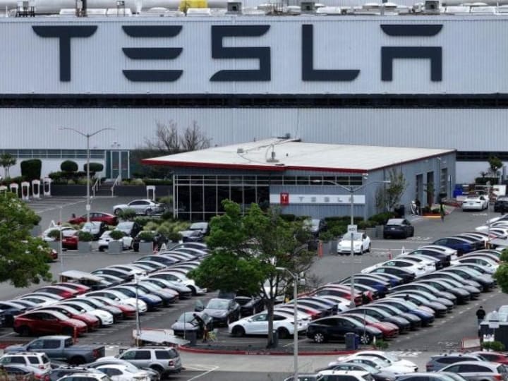 Bahkan perusahaan mobil yang menekankan produksi di AS bisa merasakan dampak tarif Trump — termasuk Tesla.