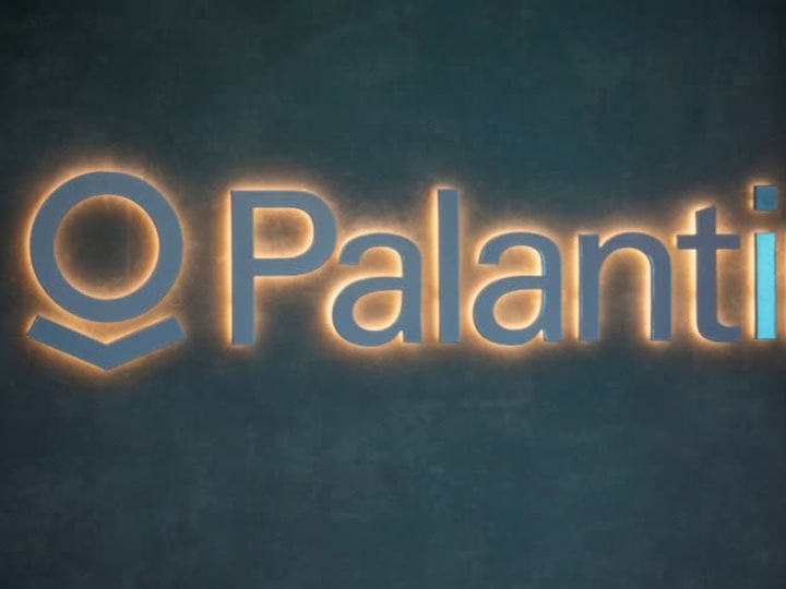 Palantir memprediksi pendapatan 2025 melebihi estimasi berkat kekuatan AI, saham melonjak.