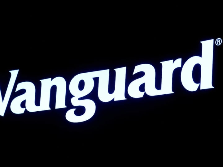 Vanguard memangkas biaya; memperkirakan investornya akan menghemat Rp 5.76 triliun ($350 juta)  pada tahun 2025.