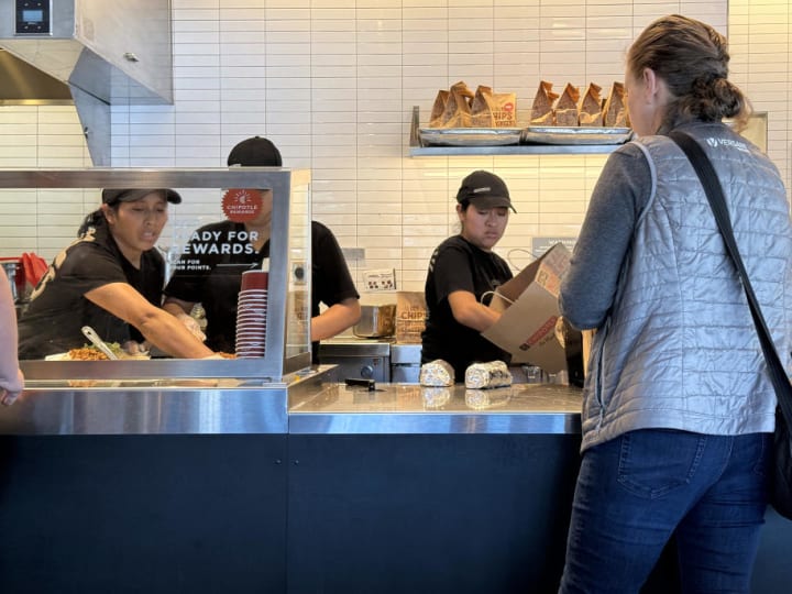 Pendapatan Q4 Chipotle sebagian besar memenuhi estimasi Wall Street, saham turun karena panduan yang konservatif.