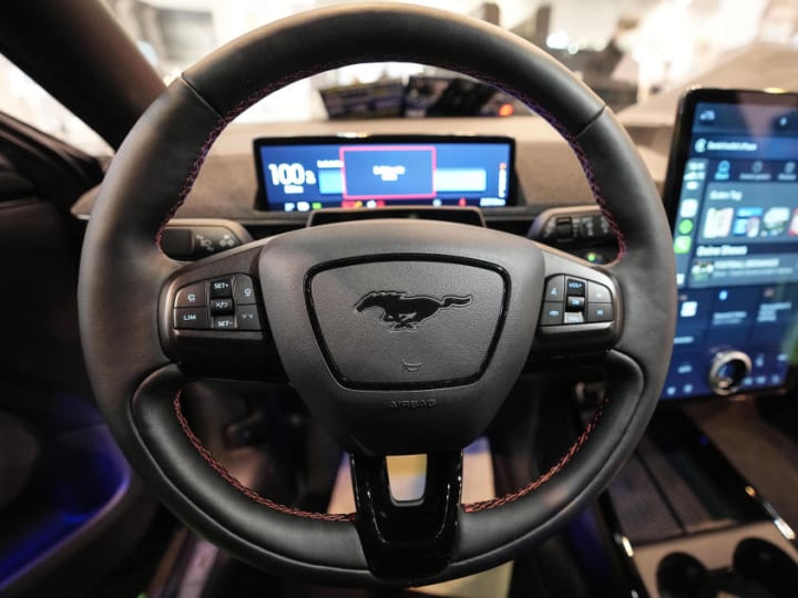 Saham Ford merosot setelah produsen mobil tersebut memperkirakan pertumbuhan yang lebih lemah dan kerugian lebih lanjut untuk unit kendaraan listriknya.