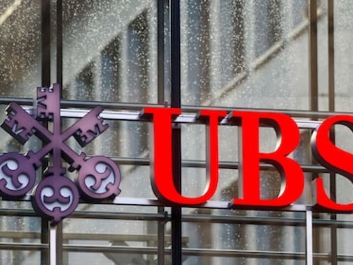 CEO UBS kembali menyoroti aturan modal Swiss, membuat saham tertekan.
