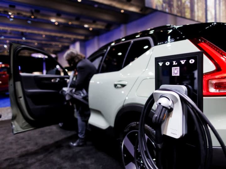 Laba operasional Volvo Cars turun pada kuartal keempat saat produsen mobil bersiap menghadapi tahun 2025 yang penuh tantangan.