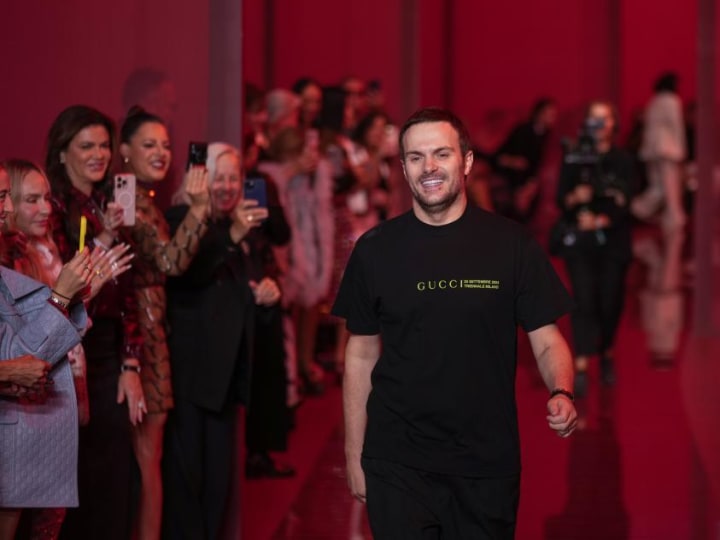 Gucci mengumumkan kepergian direktur kreatif De Sarno hanya beberapa minggu sebelum pertunjukan runway Milan berikutnya.