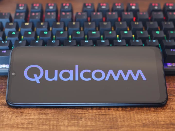 Saham Arm dan Qualcomm turun saat investor menunggu AI untuk mendorong permintaan baru untuk smartphone dan PC.