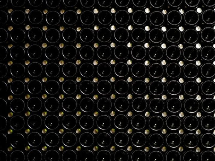 Eksklusif - Pernod Ricard mempertimbangkan penjualan sampanye Mumm, kata sumber.