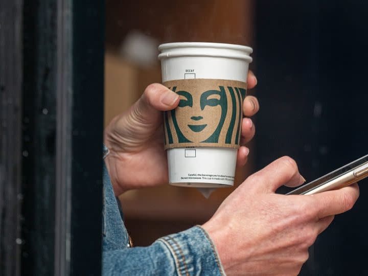Starbucks memberikan kopi gratis pada hari Senin.