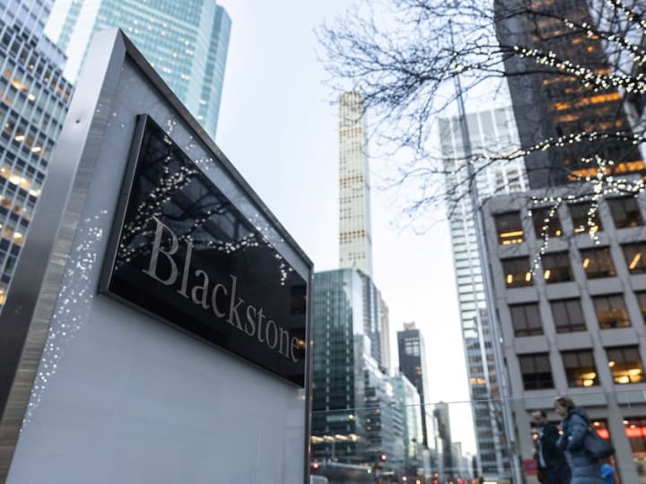 Eksklusif: Blackstone mencari pinjaman sebesar Rp 13.16 triliun ($800 juta)  untuk membiayai pembelian kantor di New York, kata sumber.