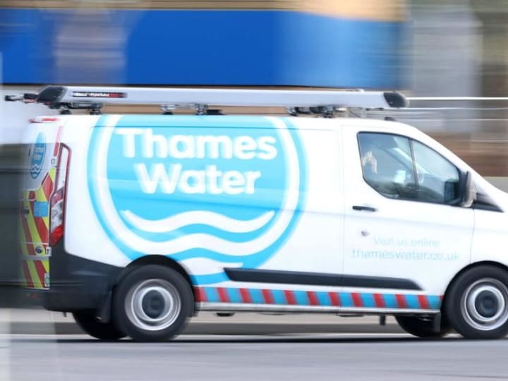 Thames Water mengamankan pinjaman darurat sebesar £3 miliar untuk mencegah kebangkrutan.