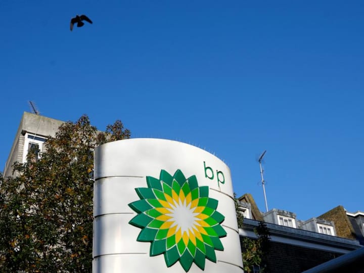 BP akan memangkas pengeluaran untuk usaha net zero karena kembali fokus pada minyak dan gas.