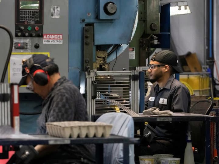 Indeks PMI pabrik Kanada merosot seiring ketidakpastian tarif mempengaruhi sentimen.