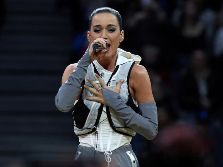 Katy Perry, Lauren Sanchez termasuk dalam kru semua wanita yang direncanakan oleh Blue Origin untuk pergi ke luar angkasa.