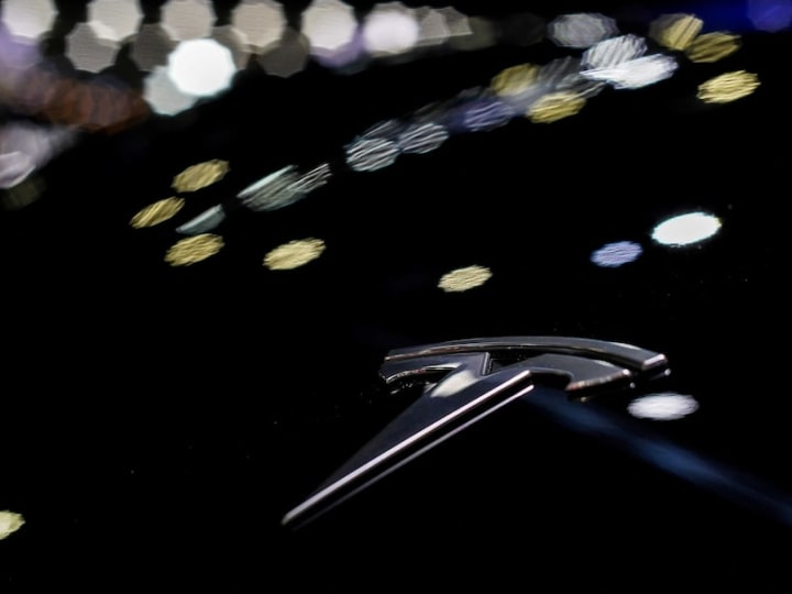 Tesla naik 2% setelah Morgan Stanley mendukung upaya AI dan robotika dengan status 'pilihan utama'.