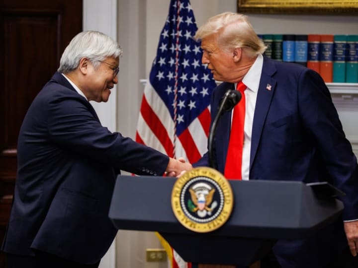 Trump mengungkapkan rencana investasi sebesar USRp 1.64 quadriliun ($100 miliar)  oleh raksasa chip TSMC.