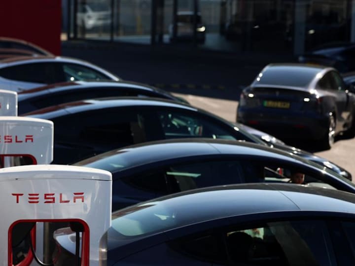 Tesla bekas membanjiri pasar saat Elon Musk menghadapi reaksi negatif di Inggris.
