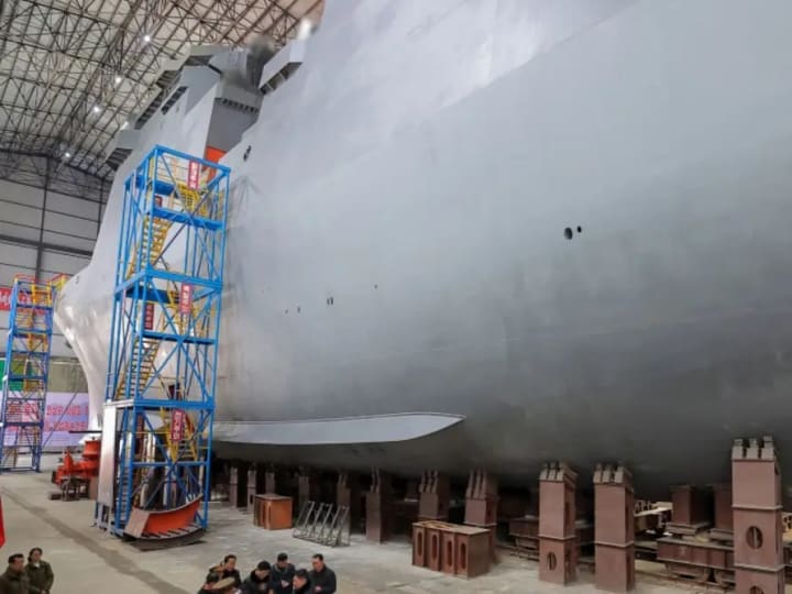 Korea Utara membangun kapal selam nuklir seberat 7.000 ton, didukung secara rahasia oleh Rusia.