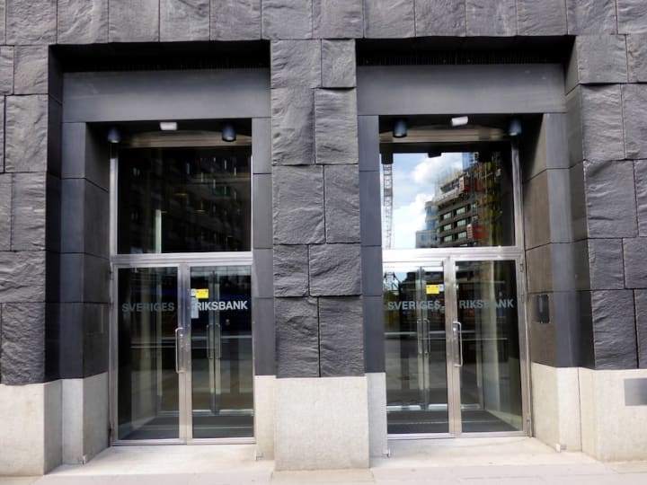 Bank sentral Swedia memangkas suku bunga sebesar 50 basis poin, memprediksi akan ada pemotongan lebih lanjut di masa depan.