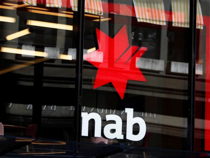 Laba tahunan NAB Australia menurun, menunjukkan risiko inflasi di bawah Trump.