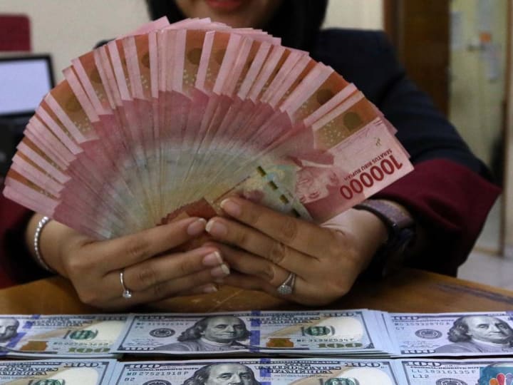 IHSG Mulai Bangkit, Kini Gantian Rupiah Tumbang