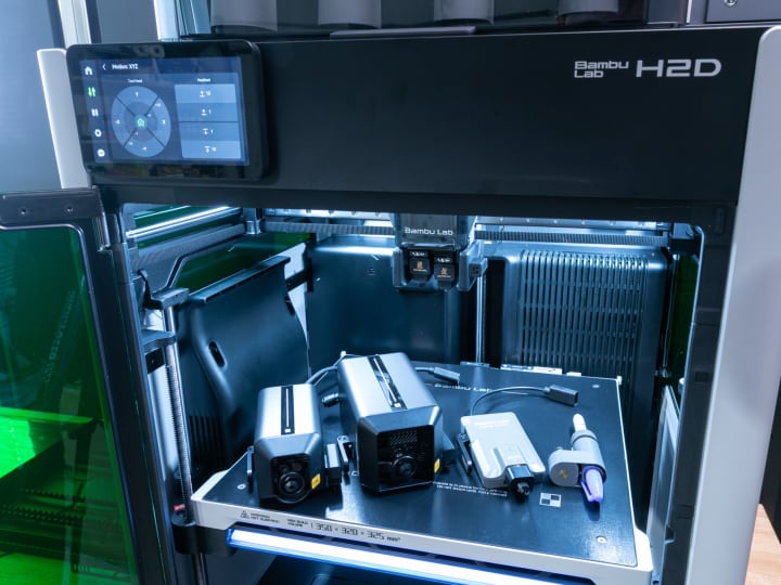 Bambu H2D bukan hanya printer 3D yang lebih besar — ini juga merupakan pemotong laser, plotter pena, dan pesaing Cricut juga.