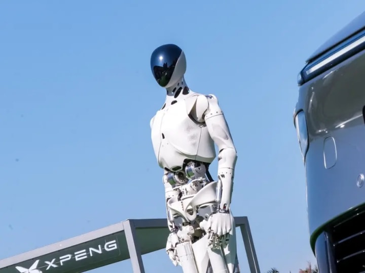 Pembuat mobil listrik China, XPENG, meluncurkan robot Iron dengan 60 sendi untuk meniru gerakan manusia.